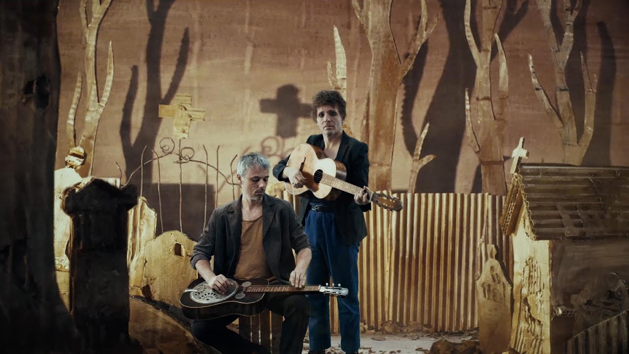 NICOLAS MORO & NICOLAS JULES : Le fossoyeur (Georges Brassens) Clip