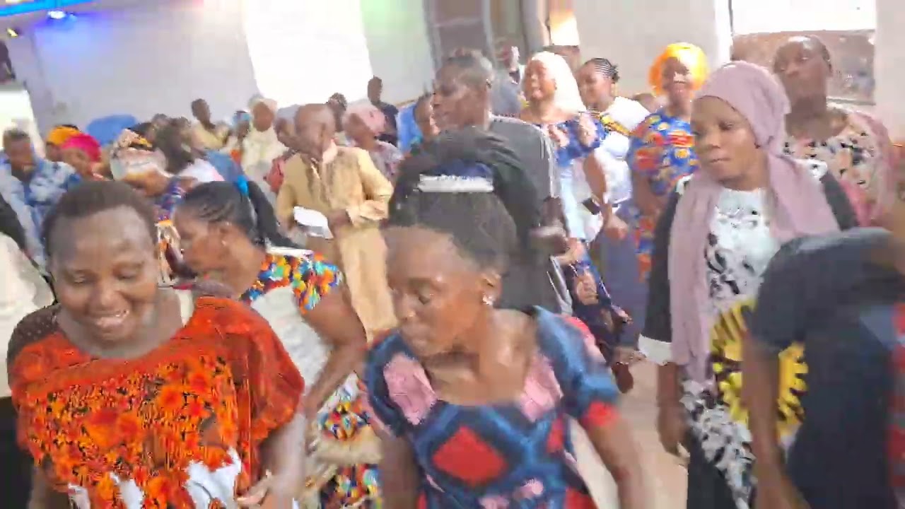 Hapa ni sifa kuenda mbele na watu wengi walifunguliwa sana kwa kumchezea Mungu tazama mtazamaji