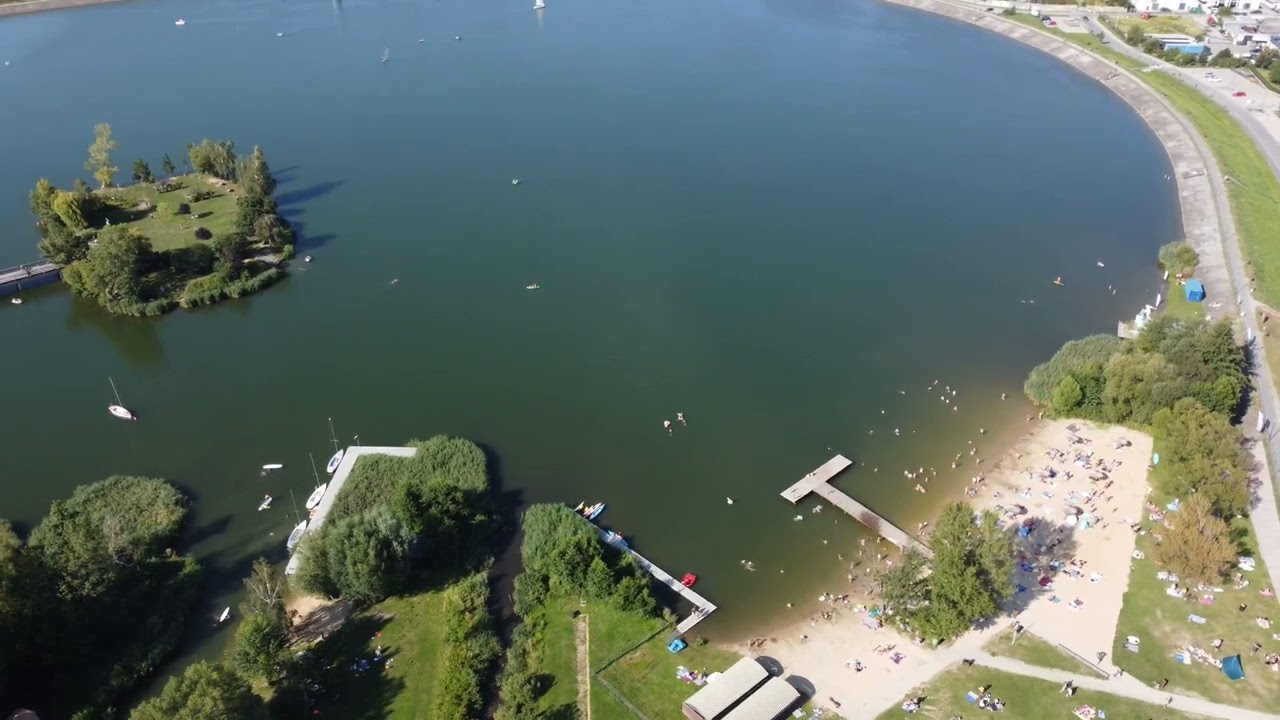 Camping Sudety w Bielawie oraz jezioro Bielawskie.