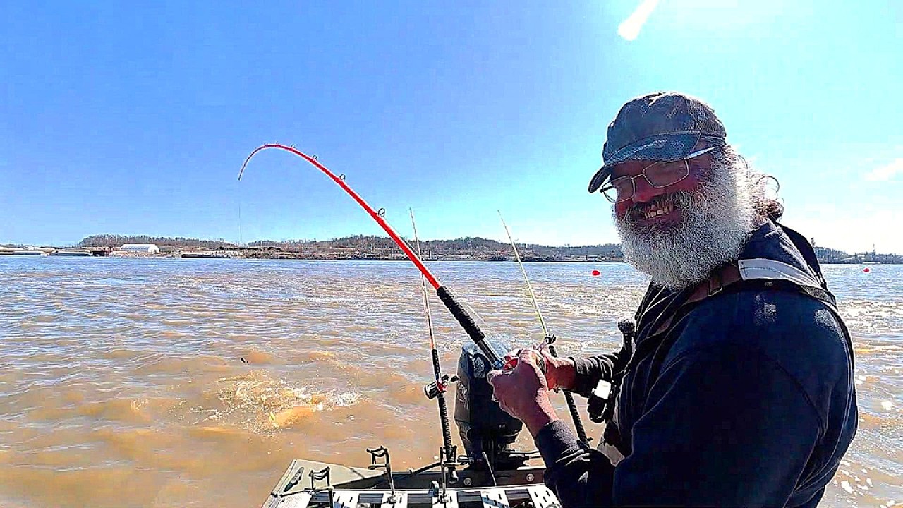 Испытание новых удилищ при ловле сома в реке Миссисипи.