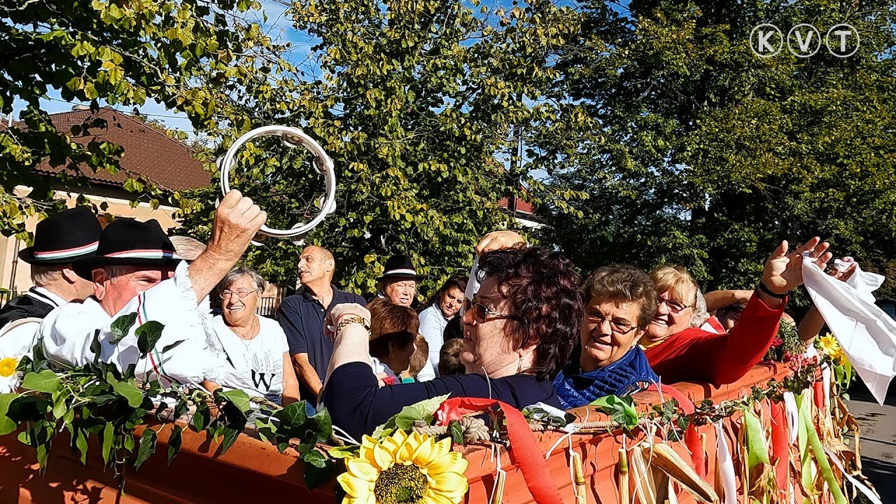 JÁSZSZENTLÁSZLÓ: SZÜRETI FELVONULÓK JÁRTÁK A TELEPÜLÉS UTCÁIT