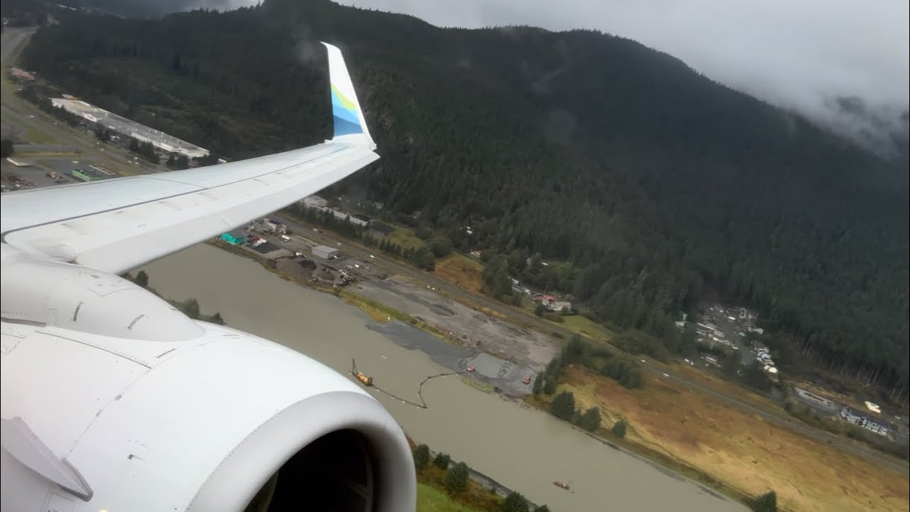 Alaska Boeing 737-800 Rainy Takeoff Juneau Intl. (PAJN)
