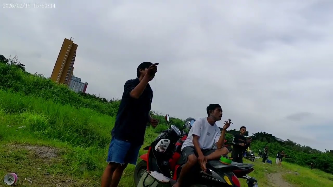 Puter puter aja lah sore ini dan liat orang main layangan  musim nya  brica AE3x