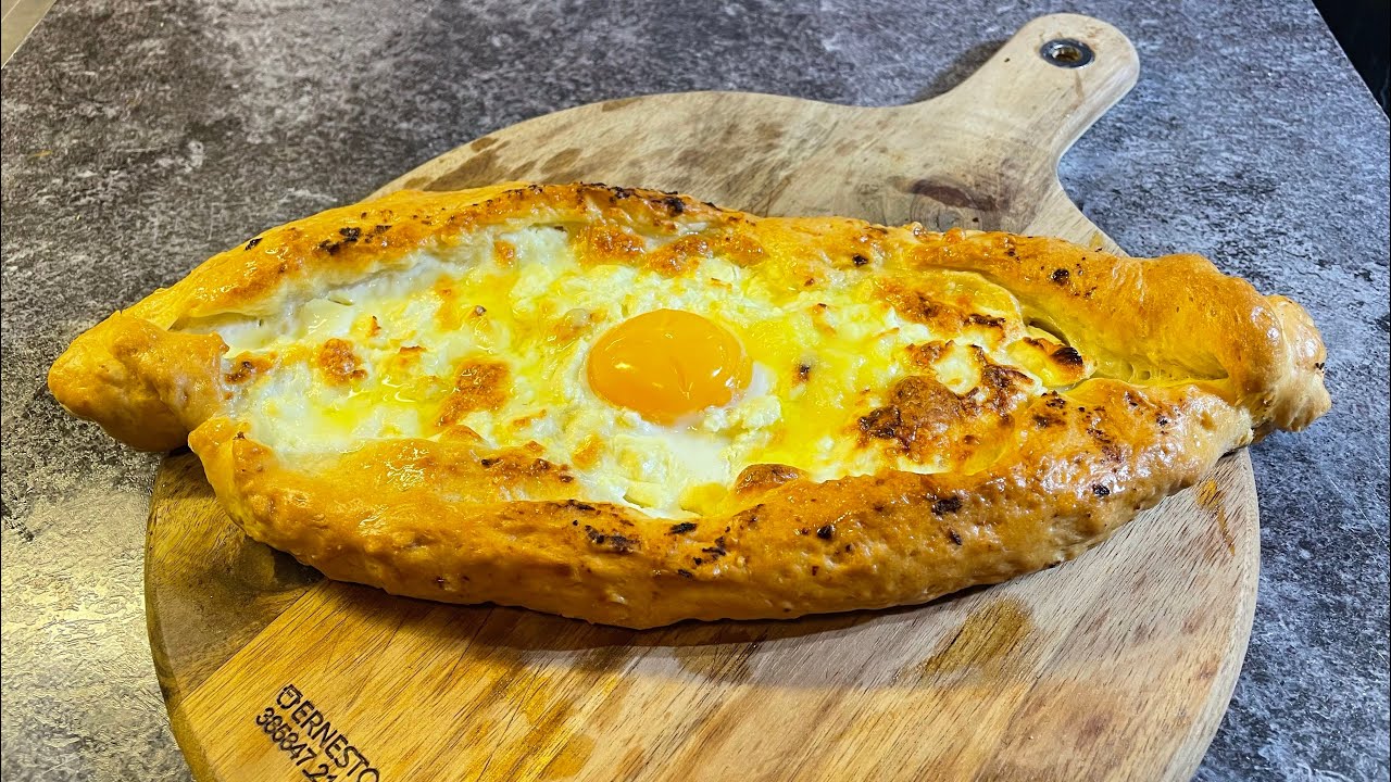 Аджарские хачапури (грузинские сырные лепешки)