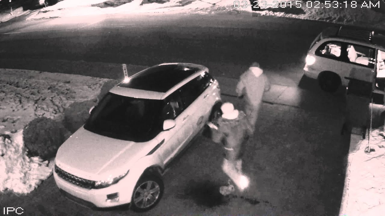 Deux hommes recherchés pour avoir incendié un véhicule
