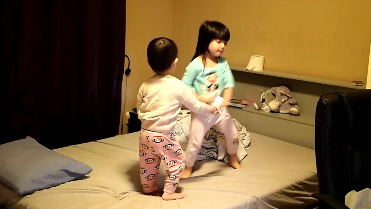 3yrs old playing Wii dancing game Nickelodeon Dance