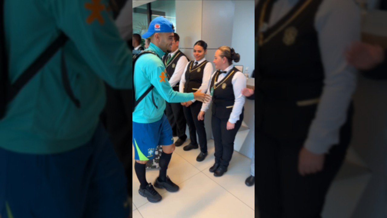 Andreas Pereira se despede dos funcion&aacute;rios da Granja Comary