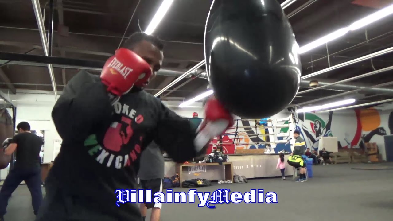 OSCAR NEGRETE DIGS INTO EVERLAST HYDROSTRIKE BAG WITH VICIOUS COMBINATIONS