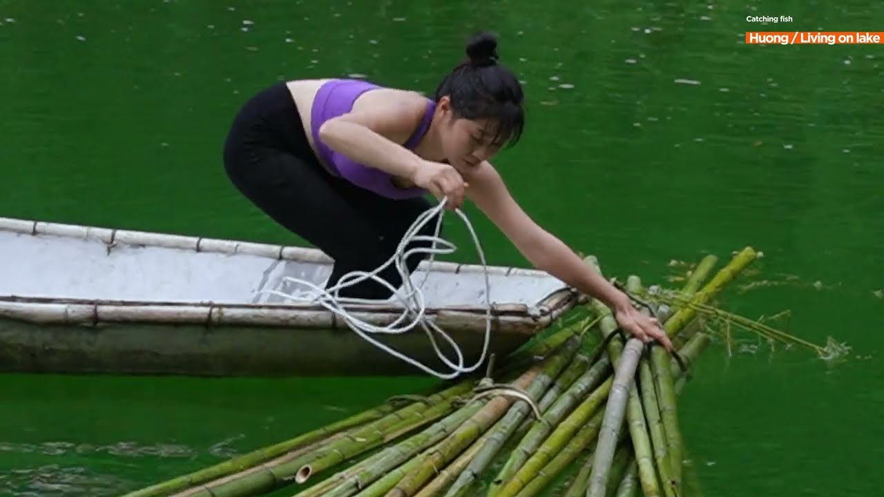 Solo Life on the Lake: Girl Transports Bamboo to Build a Protective Fence for Her Floating House