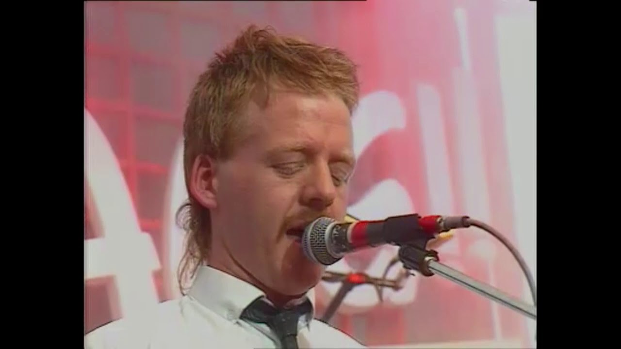 Geraint Lovgreen A'r Enw Da - Nid Llwynog Oedd Yr Haul
