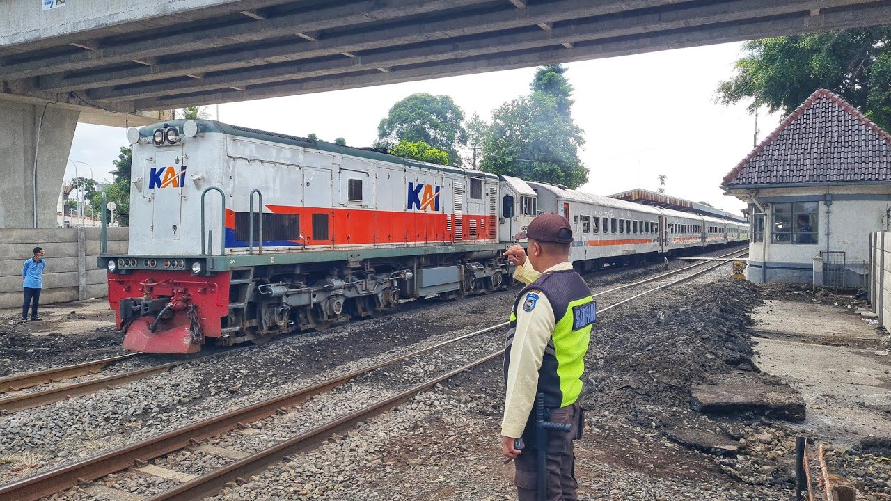 PENUTUPAN PERLINTASAN  KERETA ANDIR JADI MASALAH KARENA HAK PEJALAN KAKI BELUM DIPERHATIKAN !