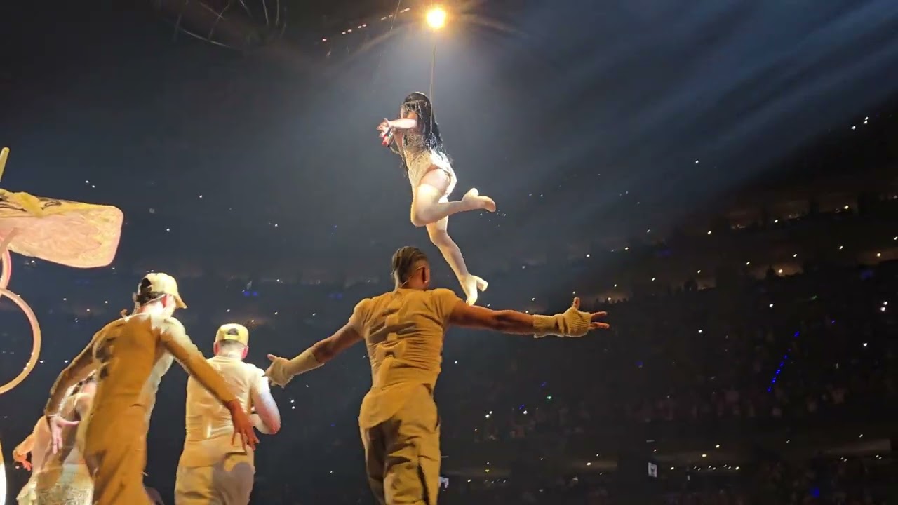 Katy Perry performing NIRVANA. The Lifetimes Tour. Opening Night Mexico City.