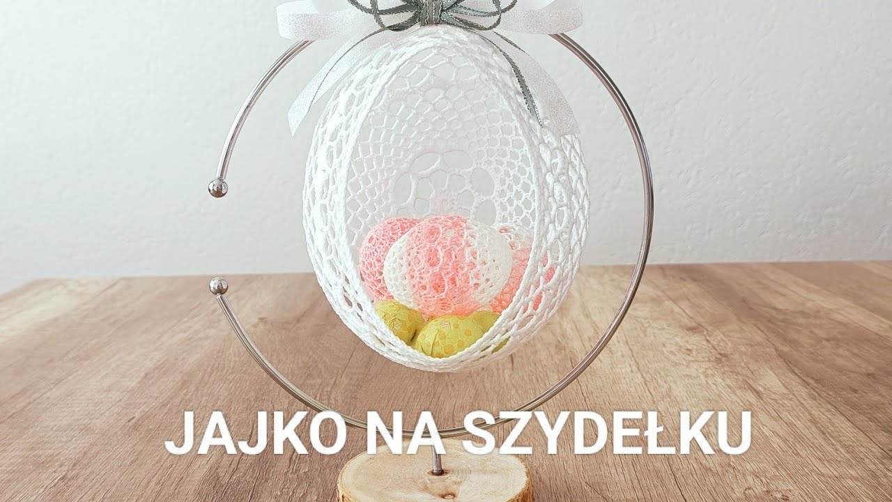 Duże jajko z otworem zrobione na szydełku.