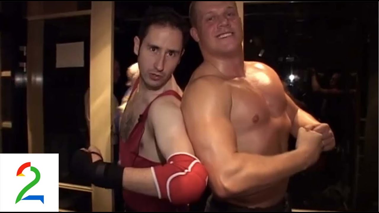 Harald prøver seg på wrestling