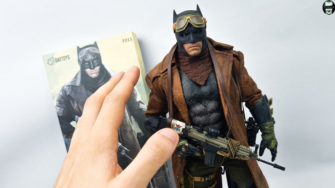 Daftoys 1/6 Scale Knightmare Batman Coat and Scarf Set Zack Snyder's Justice League By Hot Toys