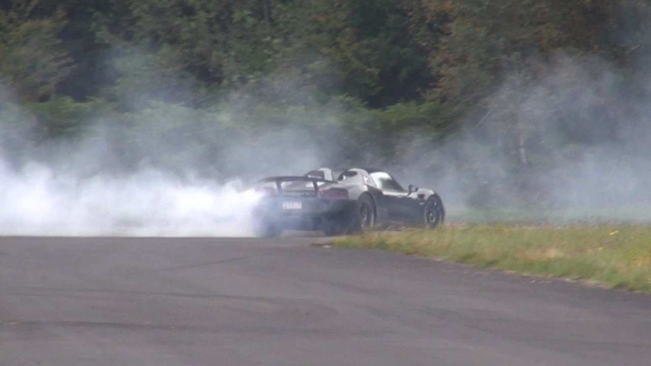 Porsche 918 Spyder making EPIC Donuts!