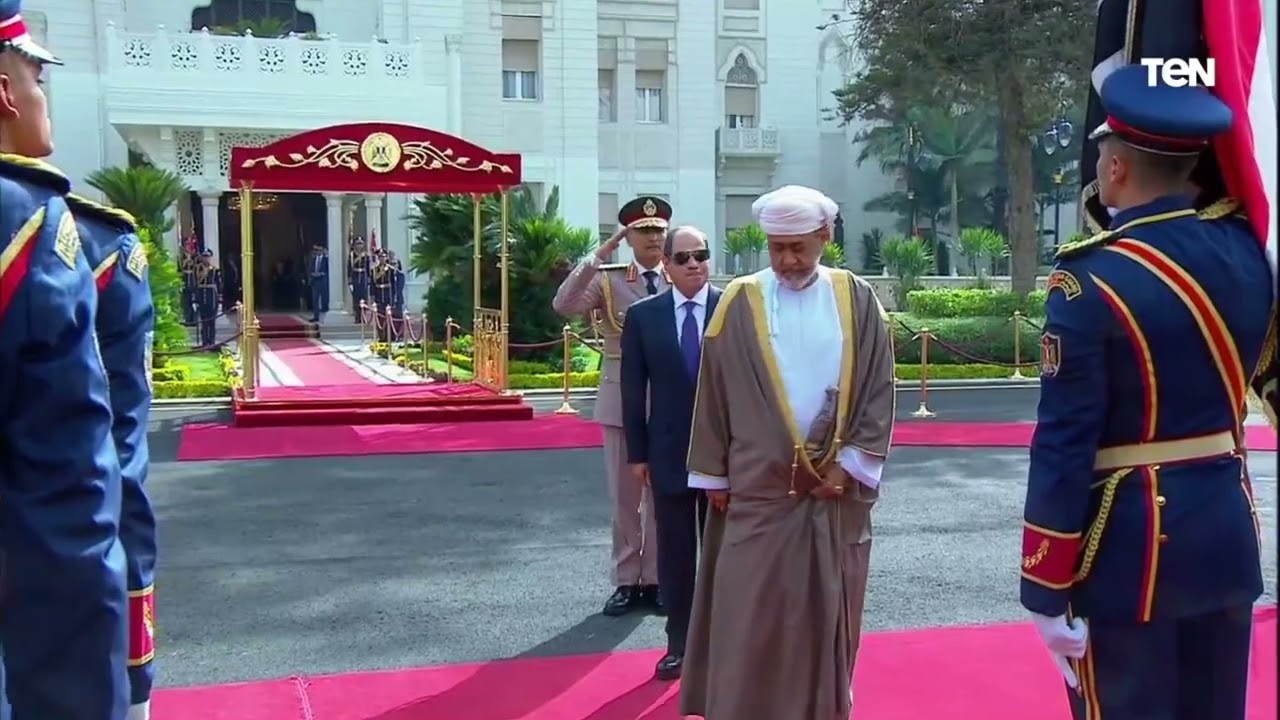 الرئيس السيسي وسلطان عمان يستعرضان حرس الشرف بقصر الاتحادية