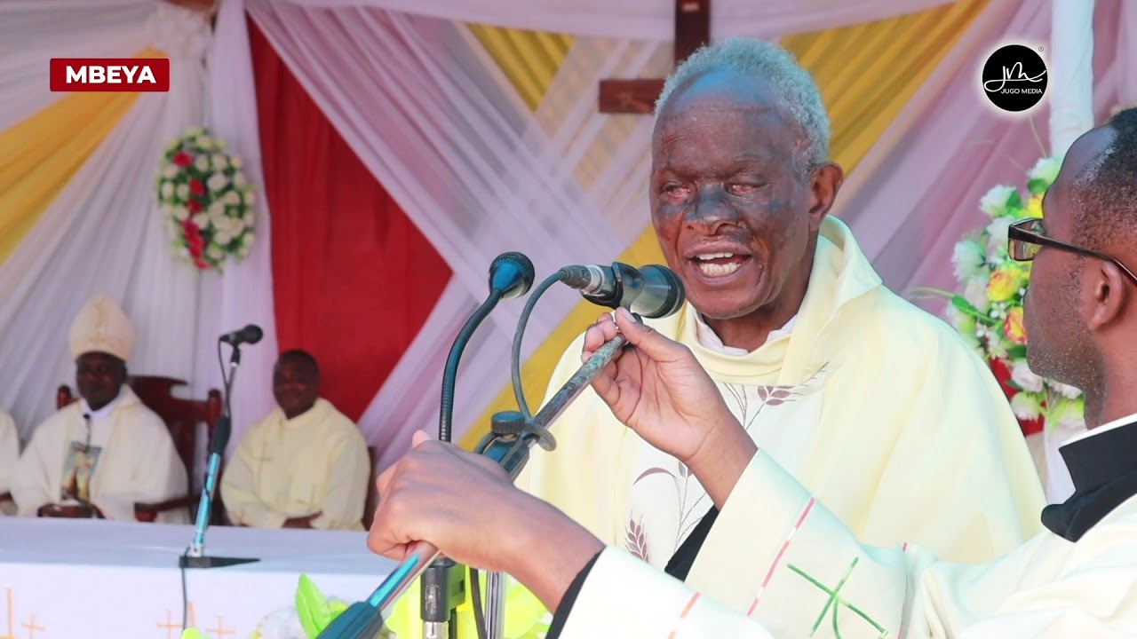 Mapadre Wazee Mbeya Wavunja Watu Mbavu kwa Vituko | Misa ya Shukrani kwa Uaskofu wa Askofu Musomba