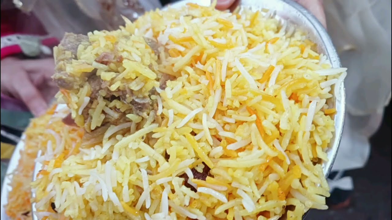 Naazkitchendairies aj hum ja poche lucknow ki famous idress ki biryani khane or ghantaghr ki sher pe