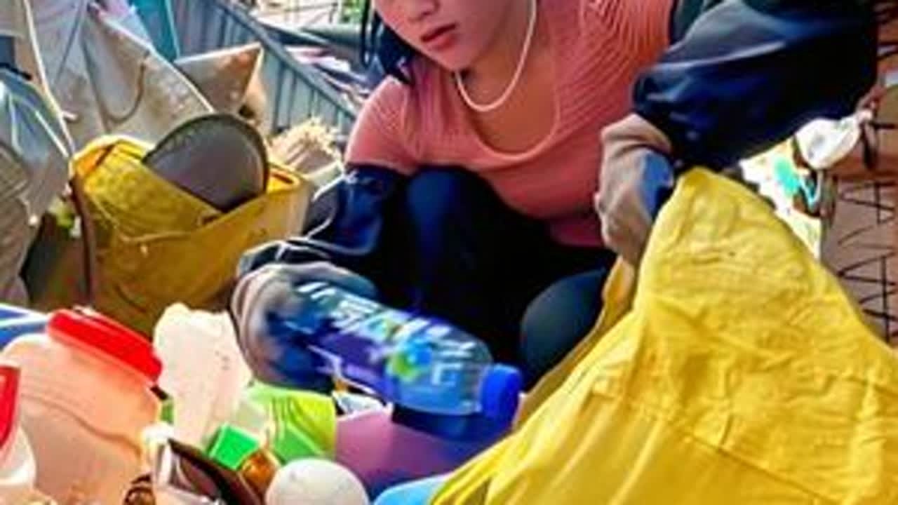 今天没有刷干净垃圾桶，回到家我就把瓶子分类，准备拿去卖掉换钱过新年#vlog日常 #日常生活 #职业工作 #正能量 #抖加小助手 @DOU+小助手