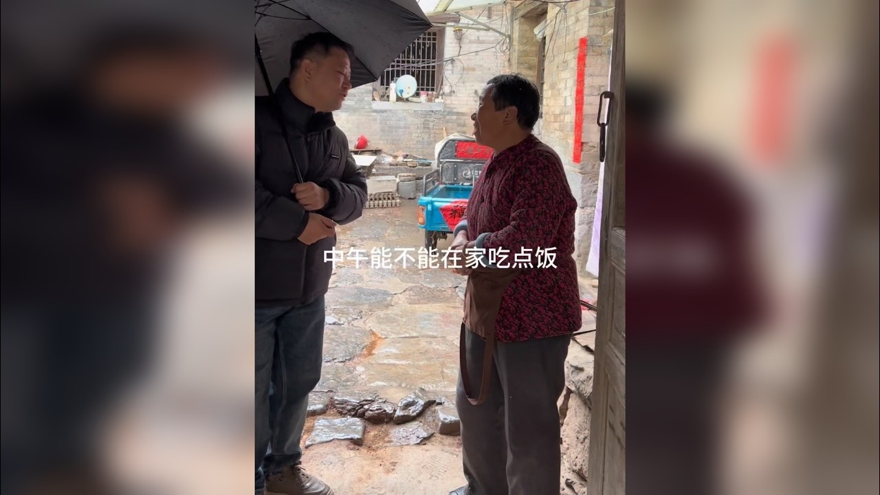 偶然走进一户善良老人的家，一碗豆角卤面，一碗甜玉米汤，暖了胃也暖了心。二老温和宽厚，儿女孝顺，孙辈学医成才，一家人平淡安稳，满是烟火与温柔。最幸福的日子，不过是有人留饭，有人牵挂，岁月安稳，喜乐常在。
