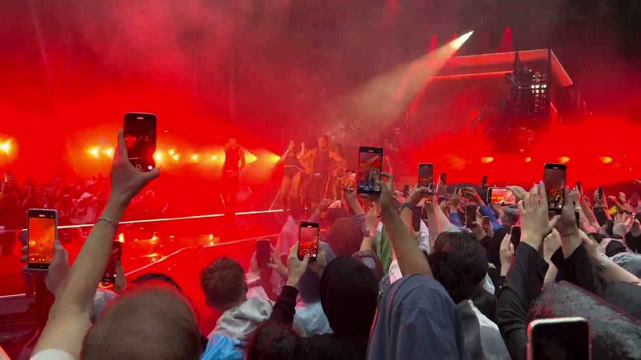 DUA LIPA in Berlin 5.6.2024 - TRAINING SEASON - live at the Waldbühne Berlin🌲💦