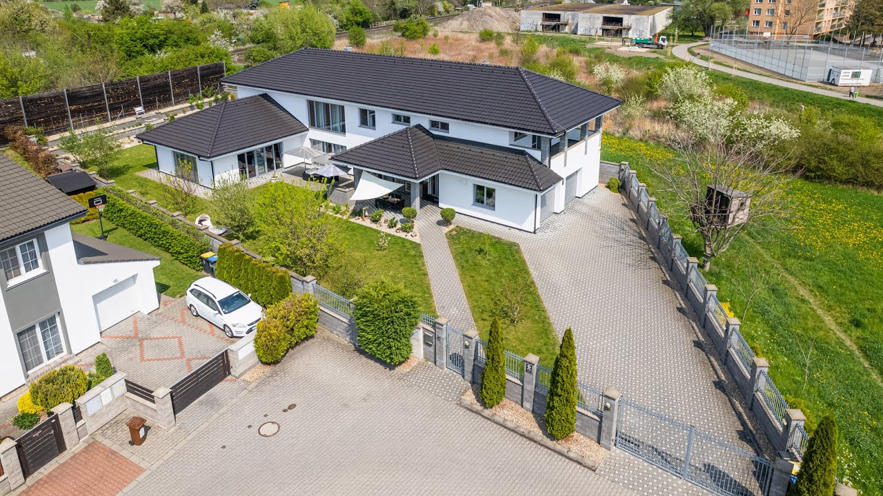 Moderní vila v Nymburce s vnitřním bazénem a kinem