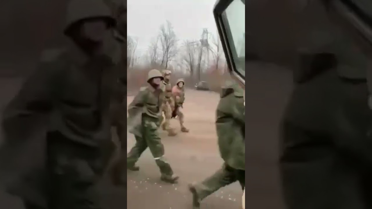 Украинские военные ведут колону пленных российских военных. Где-то под Харьковом. 