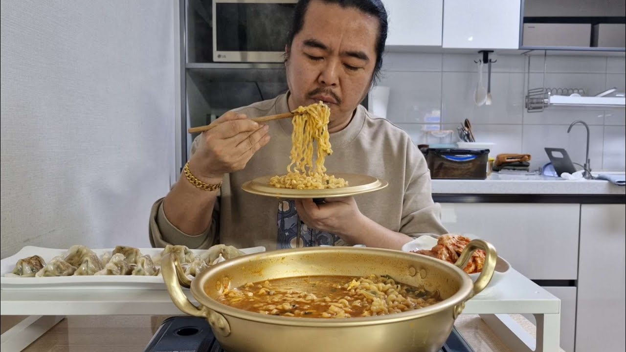 오늘 야식은 진짬뽕 진라면 만두 