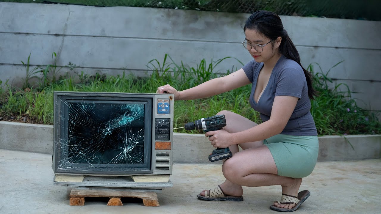 Talented chubby girl successfully restored a discarded TV