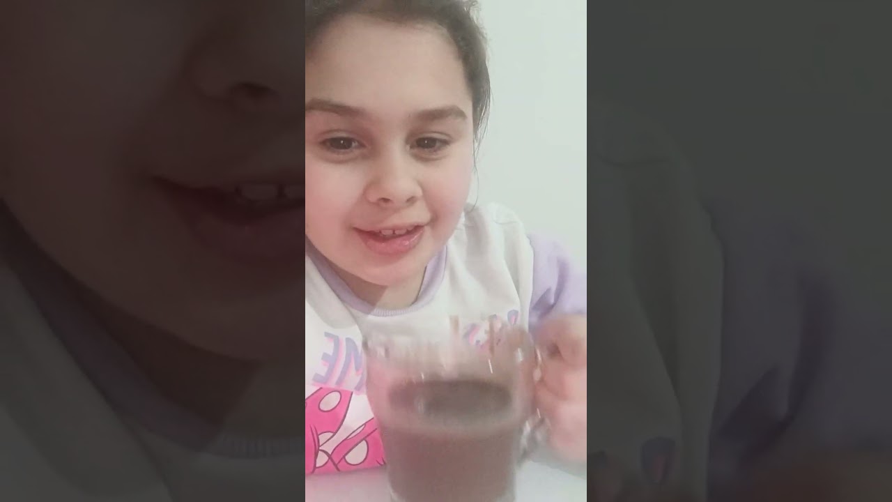 Yağmur annesiyle birlikte sıcak çikolata yapiyor