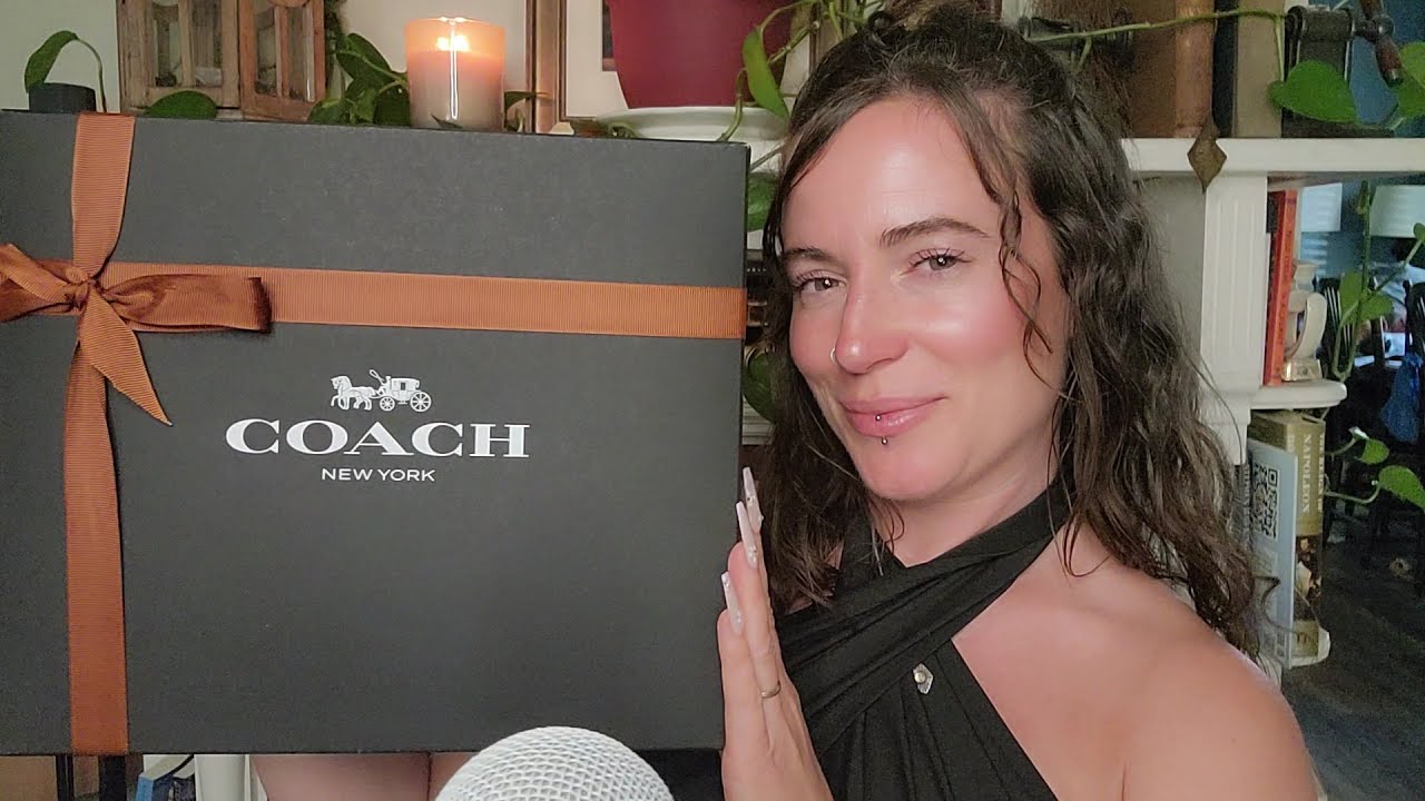 ASMR — распаковка тренера (болтливый шепот, звуки ткани и сумочки)