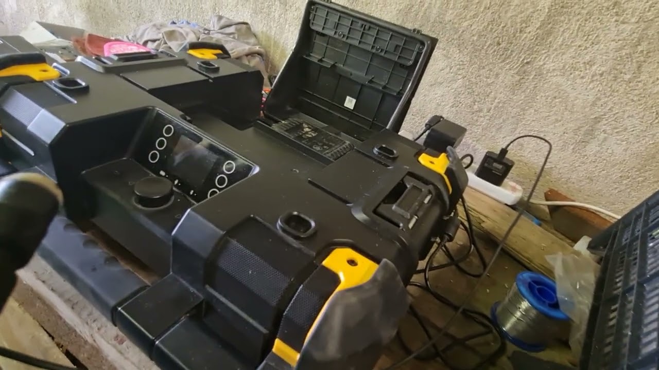 DEWAILT T S STACK DWST1- 81079 GB water damaged