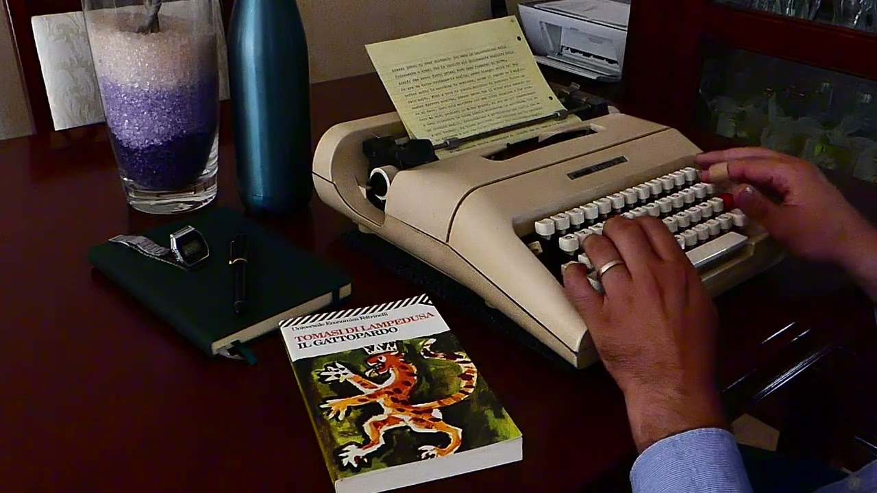 Olivetti Lettera 35, JOURNALING with typewriter, ASMR.
