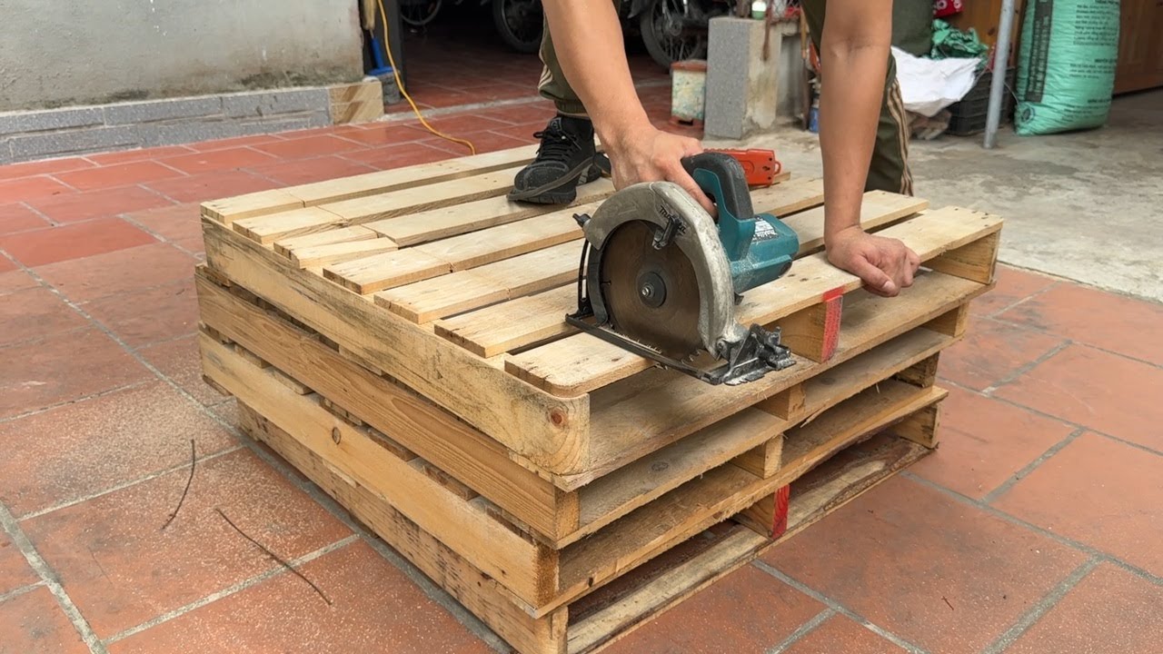 Amazing Pallet Transformation:How to Build a Cheap & Ultra-Sturdy Pallet Workbench Surprisingly Easy