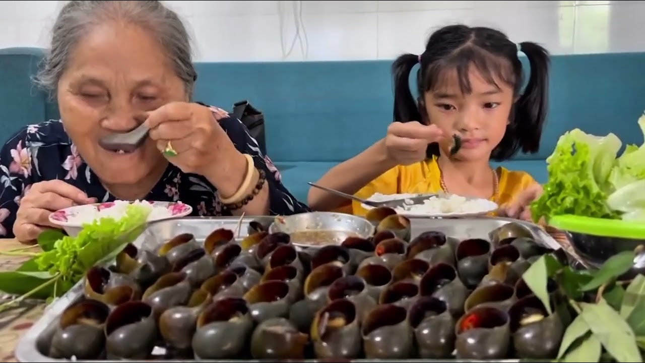 Bà ngoại thử thách ăn hết mâm ốc gần 100 con || anh em tui TV