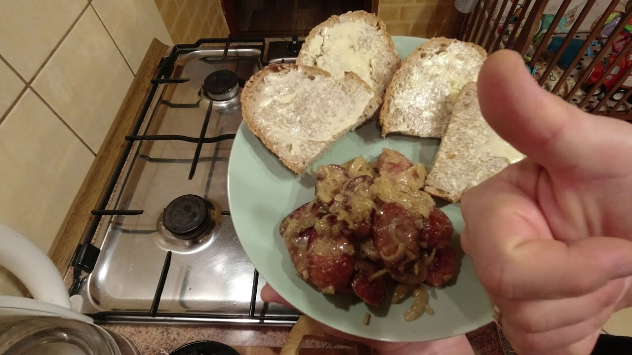 Kiełbasa z duszoną cebulką w musztardzie