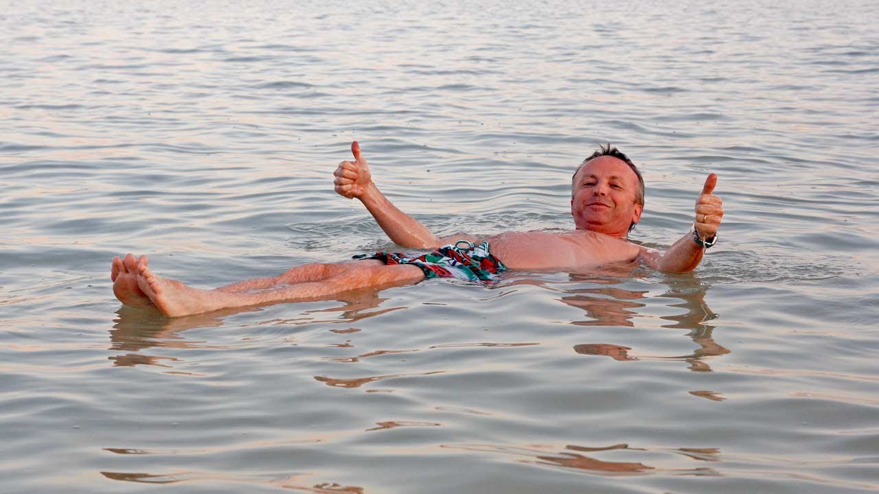 Mar Muerto -  Imágenes flotando en el agua -Turismo Israel. Tierra Santa. Dead sea floating. Flotar