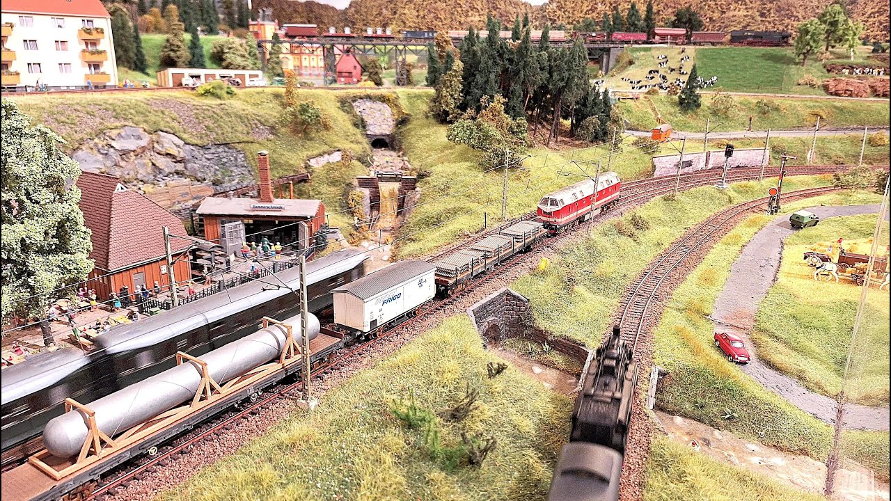 Wunderbare Modellbahn Anlage in Glauchau, Teil 2, noch mehr Züge, Knopfdruck-Aktionen und Details