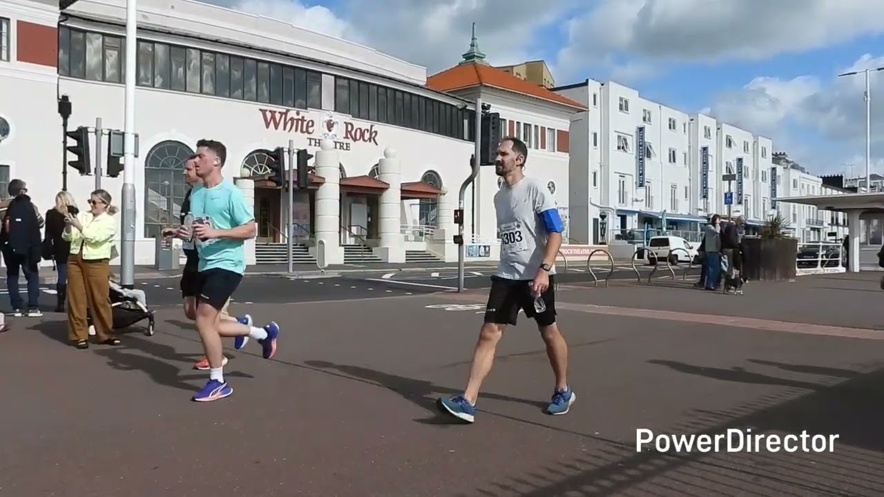 The leaders of The 2025 Hastings Half Marathon going past the pier 5th oct