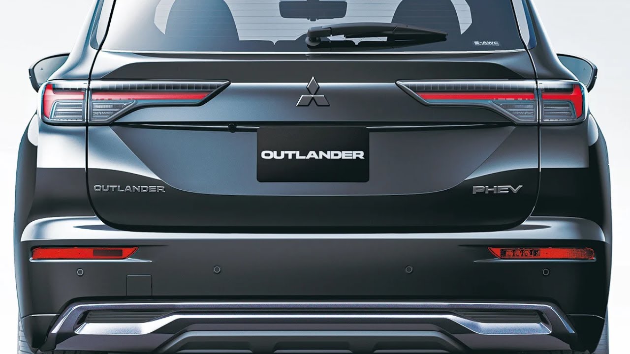 三菱の新たな「高級“四駆SUV”」に反響殺到！ “豪華内装”＆専用「新ブラック仕立て」外装がカッコいい！ 「3列・7人乗り」仕様も魅力な「アウトランダーPHEV“特別仕様車”」販売店に寄せられた声とは