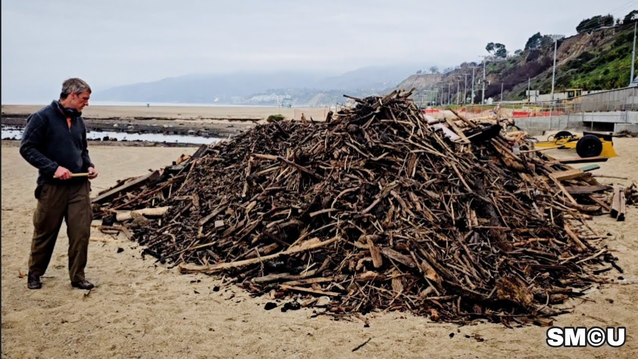 𝗣𝗔𝗟𝗜𝗦𝗔𝗗𝗘𝗦 𝗙𝗜𝗥𝗘 𝗔𝗙𝗧𝗘𝗥𝗠𝗔𝗧𝗛: Charred Debris and Mud Cover Will Rogers State Beach