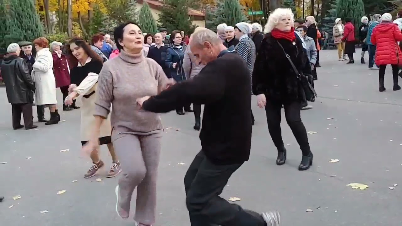200. Оля!! Поздравляем. Танцуем ретро танцы в парке Горького Харькова под танцевальную музыку.