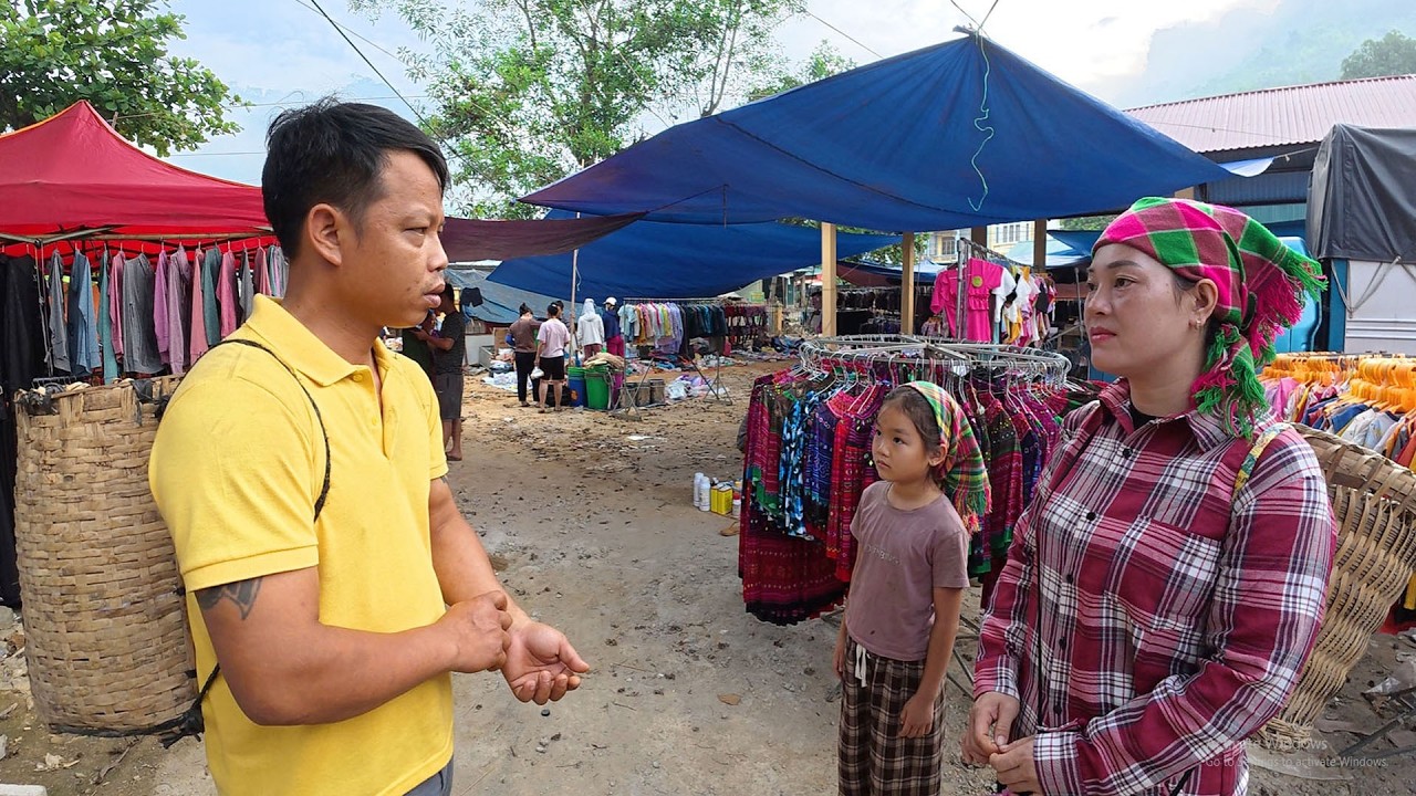 Tran Cong accidentally met Ca at the market and invited her to his newly purchased plot of land.
