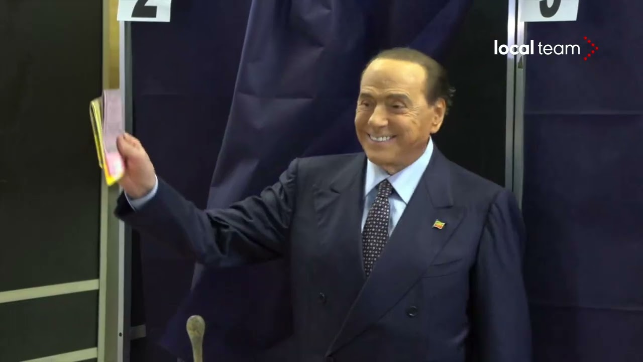Elezioni, Berlusconi al seggio: il presidente di Forza Italia vota a Milano