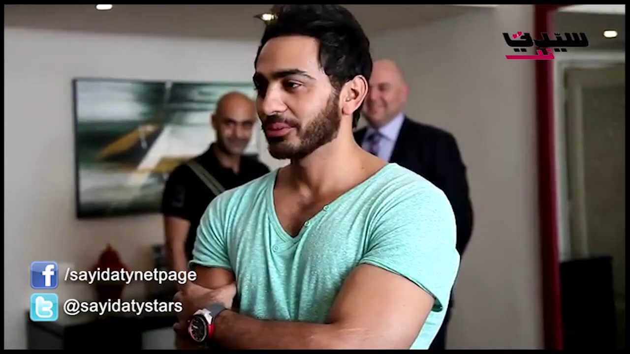 تامر حسني يتحدث لكاميرا 