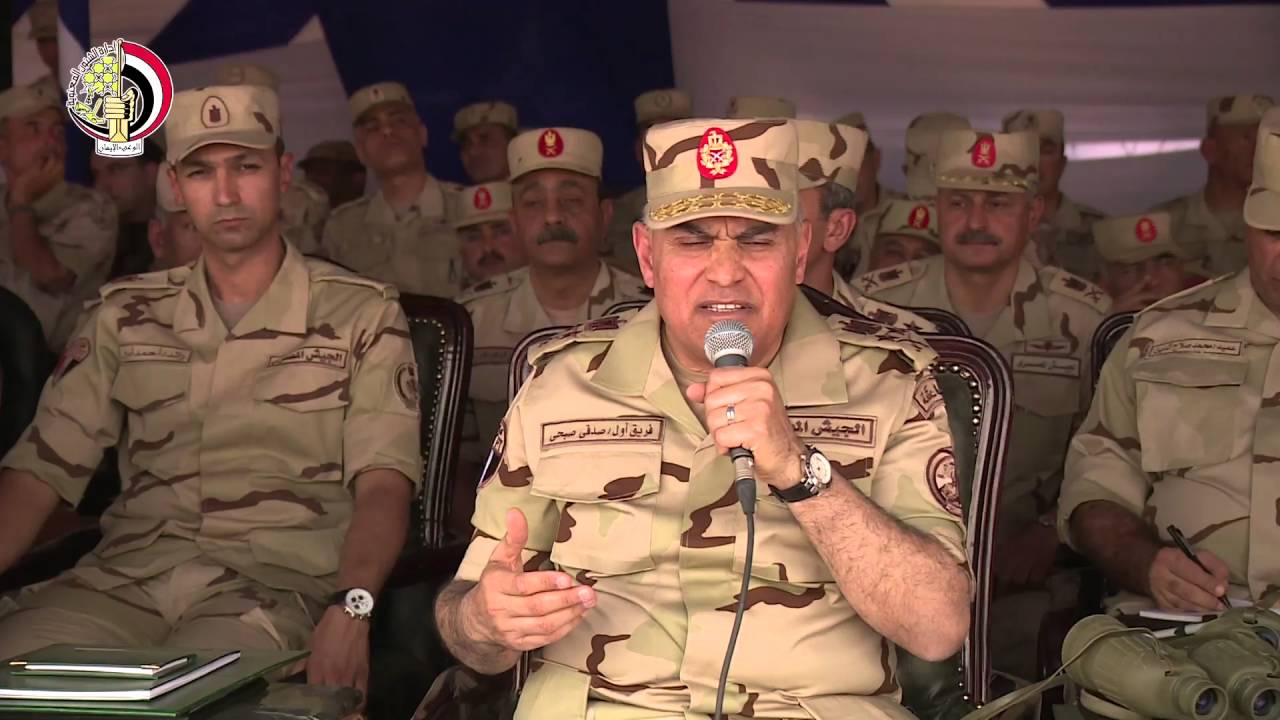 الفريق أول صدقى صبحى  يشهد البيان العملى بالذخيرة الحية لصور نيران المدفعية ( مجد 14 )