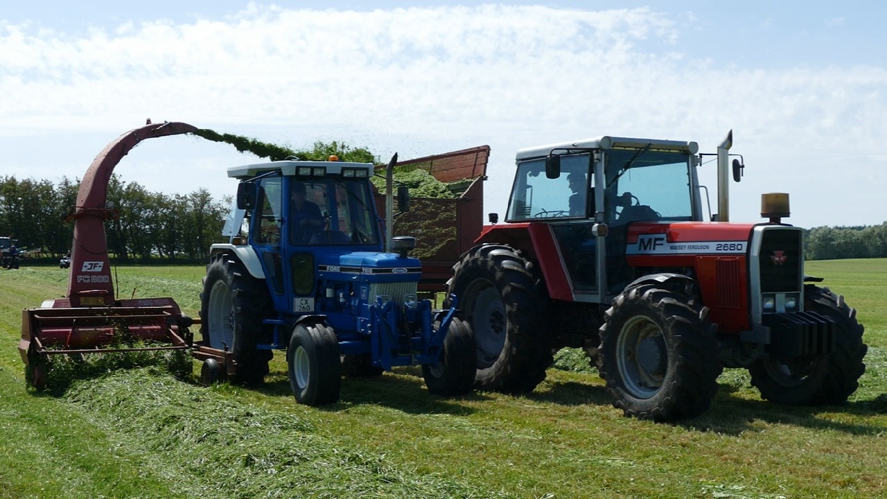 FORD 7810 Harvesting Grass Forage
