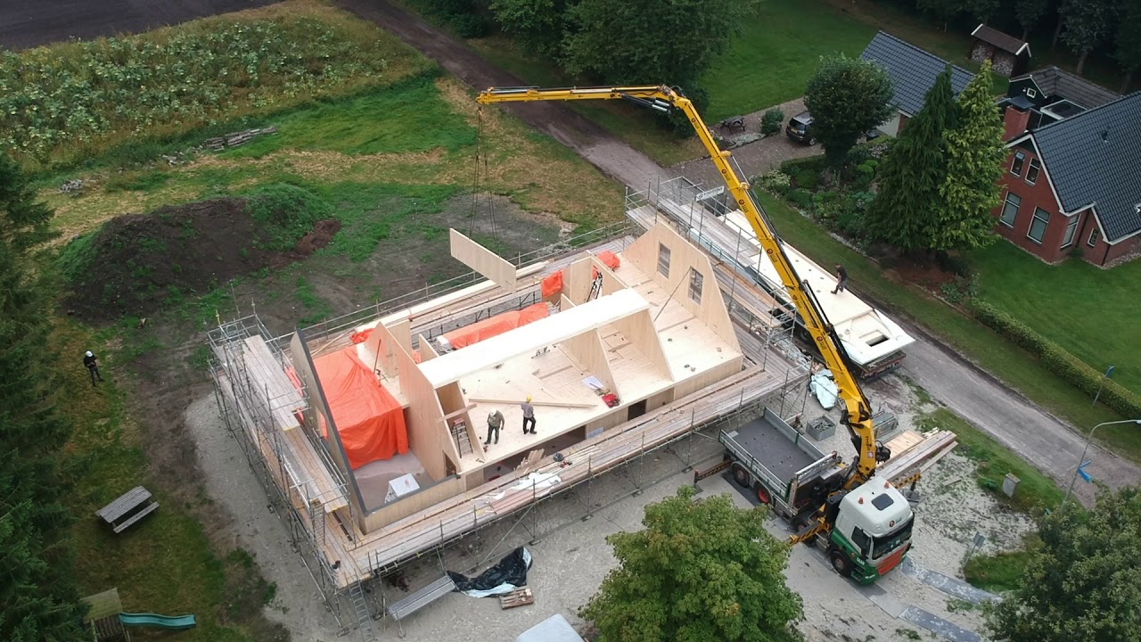 Schuurwoning van kruislaaghout van Derix