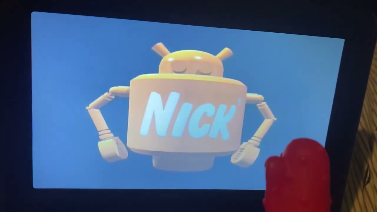 Muno watches the nick toons Christmas DVD and a scary Paramount DVD logo scares him
